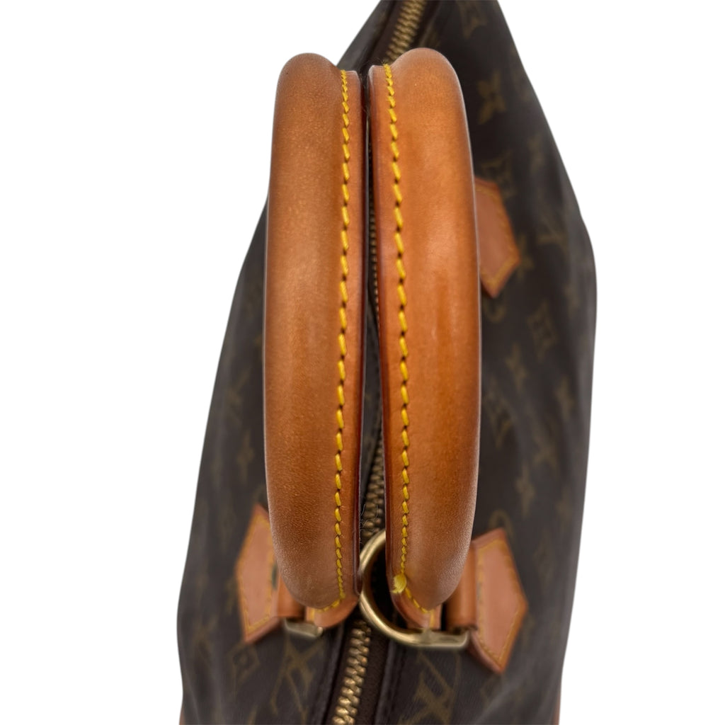 Base et estampille du Louis Vuitton Alma PM vues de dessus, zip doré