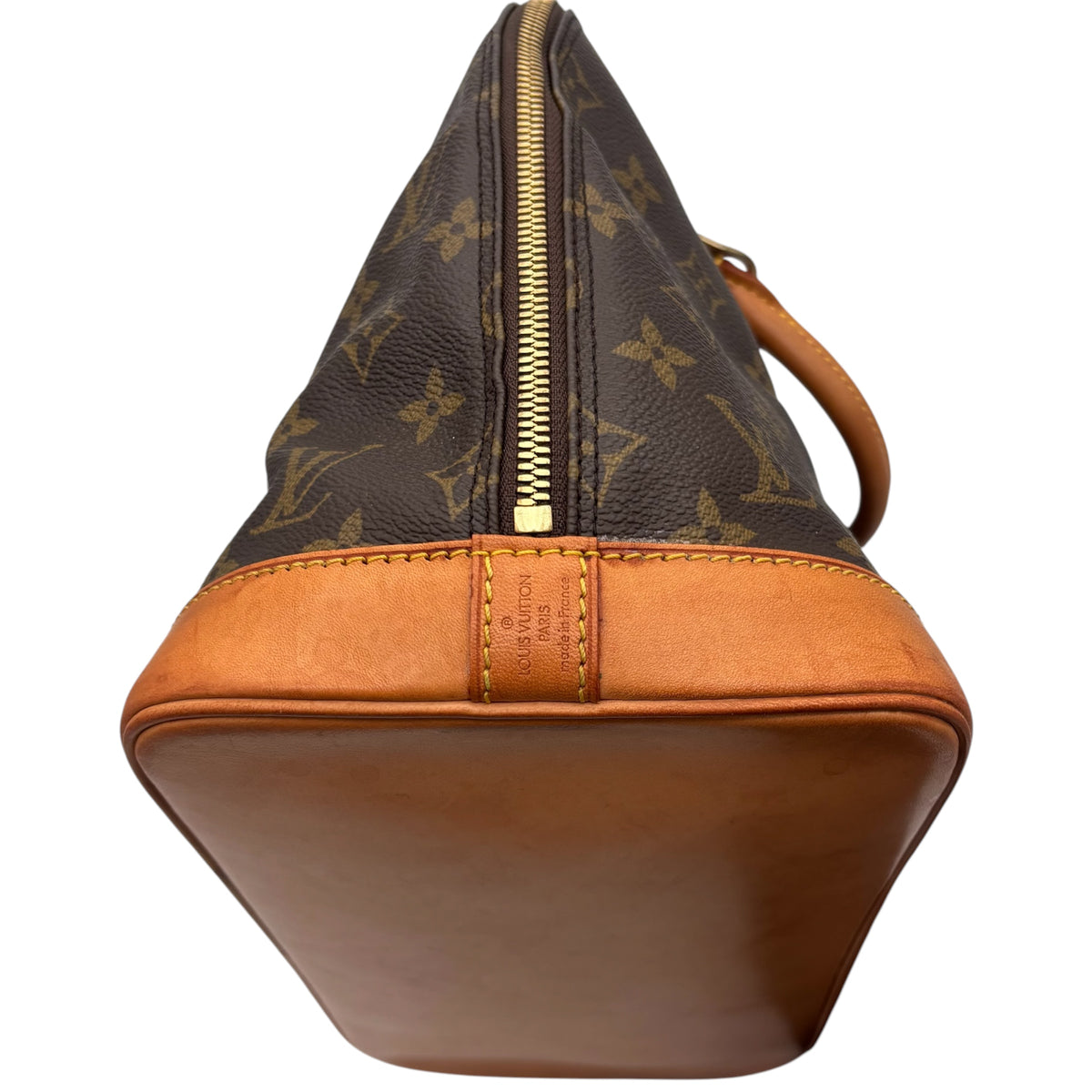 Dessous du Louis Vuitton Alma PM, fond entièrement en cuir de vachette naturel