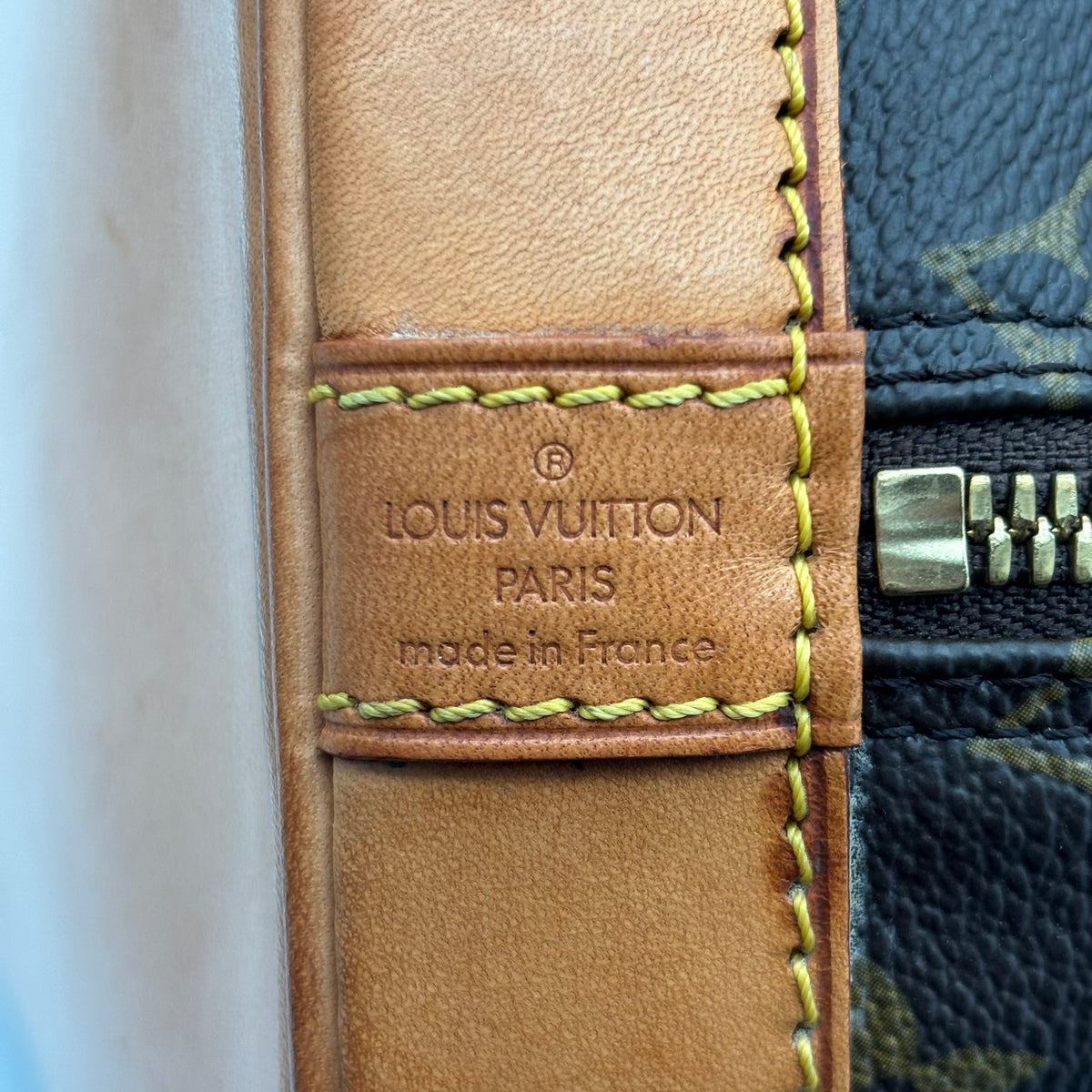 Estampille LOUIS VUITTON PARIS made in France sur le cuir de l'Alma PM